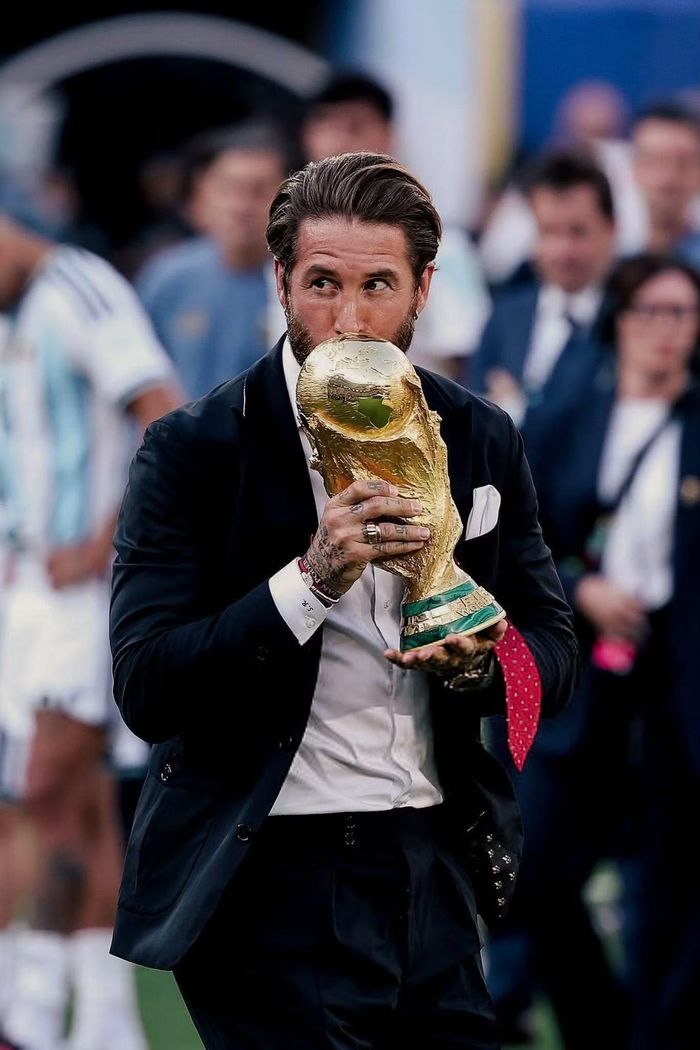 Sergio Ramos hôn cúp vàng đầy cảm xúc. Danh hiệu World Cup gắn liền với thế hệ vàng Tây Ban Nha từng liên tiếp vô địch Euro 2008, World Cup 2010 và Euro 2012, tạo nên một trong những chu kỳ thành công nhất lịch sử bóng đá quốc tế.
