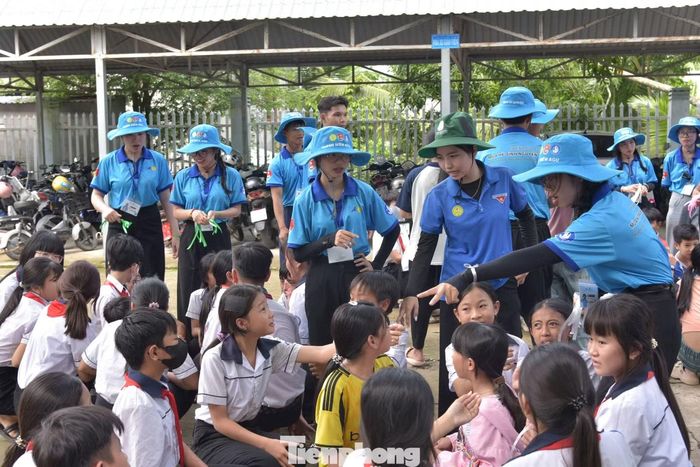 "Nếu chỉ tổ chức lớp học dạy từ vựng hay ngữ pháp cơ bản sẽ rất nhàm chán, các em khó tiếp thu. Tuy nhiên, qua sân chơi này, các em hứng khởi hơn, học tiếng Anh qua bài hát và trò chơi nhỏ, không bị gò bó như trên lớp," bạn Nguyễn Ngọc Thảo Quyên - sinh viên tình nguyện trường Đại học An Giang chia sẻ.