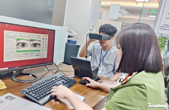 Người dân làm thủ tục cấp đổi Căn cước. Ảnh: Thanh Hà.