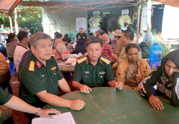 Lực lượng quân sự địa phương tới thăm hỏi, chia buồn với gia đình hạ sĩ Kpă Thiệp.