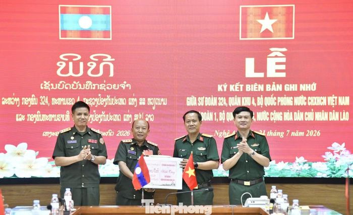 Chỉ huy Sư đoàn 324 trao quà tặng chỉ huy Sư đoàn 1.