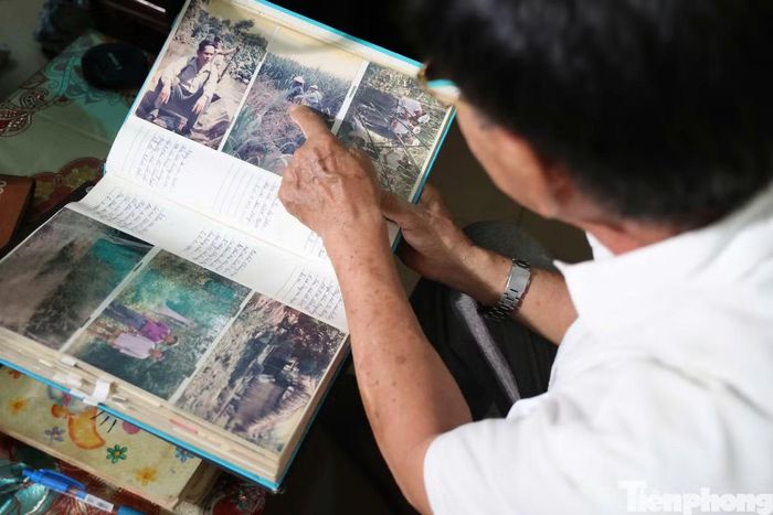 Bác sĩ Trần Văn Bản nâng niu từng kỷ vật bởi ông hiểu, phía sau mỗi hiện vật nhỏ bé là một cuộc đời, một gia đình và những ước mơ còn dang dở. (Ảnh: Nguyễn Tiến)