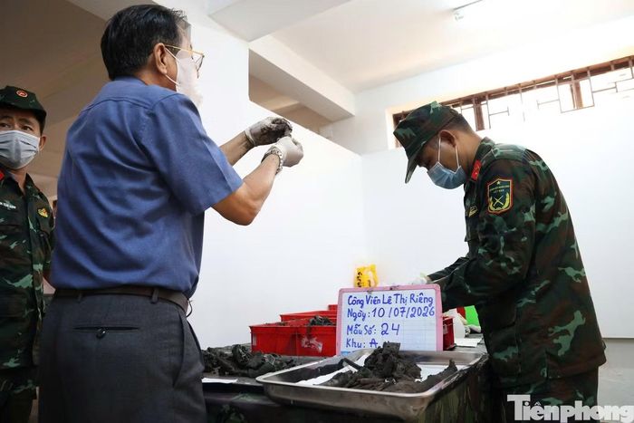 Hơn nửa thế kỷ sau chiến tranh, đôi bàn tay từng cứu chữa thương binh vẫn cẩn trọng nâng niu từng mảnh xương liệt sĩ được tìm thấy. (Ảnh: Nguyễn Tiến)