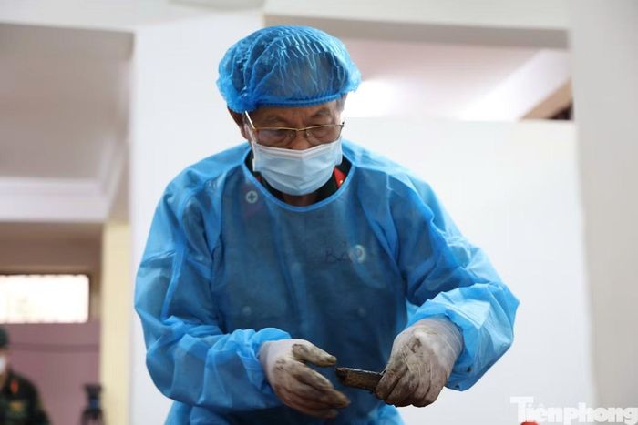 Người bác sĩ già âm thầm đồng hành cùng lực lượng tìm kiếm tại Công viên Lê Thị Riêng, tiếp tục hành trình giữ lời hứa với những người lính đã nằm lại chiến trường. (Ảnh: Nguyễn Tiến)
