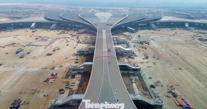  Nghị quyết của Bộ Chính trị yêu cầu phát triển đồng bộ hệ sinh thái hàng không gắn với Cảng hàng không quốc tế Long Thành. Ảnh: Tiền Phong. 