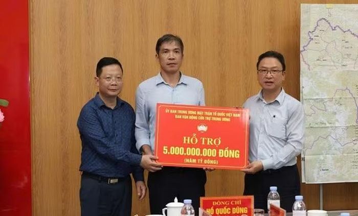 Ông Nguyễn Văn Thanh - Ủy viên Đoàn Chủ tịch, Trưởng Ban Dân tộc và Tôn giáo Cơ quan Ủy ban Trung ương MTTQ Việt Nam đã trao số tiền hỗ trợ cho Ủy ban MTTQ Việt Nam tỉnh Lai Châu. Ảnh: Báo Lai Châu.