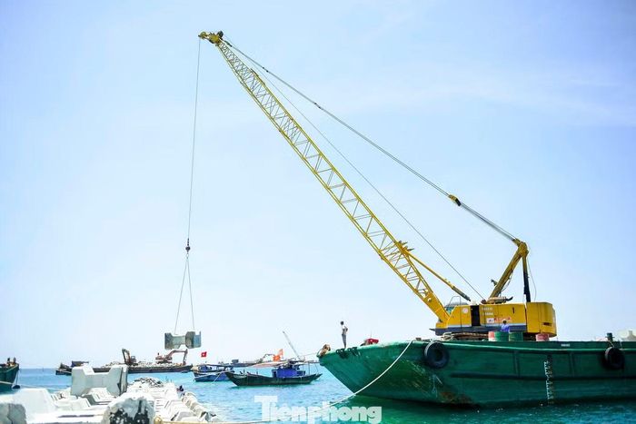 Ông Lê Đình Sơn - kỹ sư điều hành dự án cho biết, đến nay công trình đã hoàn thành hơn 80% khối lượng. Các nhà thầu đang huy động tối đa nhân lực, thiết bị để đẩy nhanh tiến độ, phấn đấu hoàn thành trong thời gian tới.