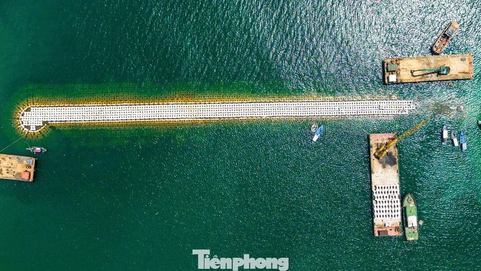 Để ứng phó với tình trạng này, dự án chống xói lở và bảo vệ bền vững bờ biển Hội An được triển khai với tổng vốn đầu tư 982 tỷ đồng (từ nguồn vốn vay AFD và vốn đối ứng). Dự án có chiều dài khoảng 3,4 km, xây dựng 7 tuyến đê ngầm giảm sóng kết hợp 6 mỏ hàn nhằm giảm năng lượng sóng trước khi đánh vào bờ.