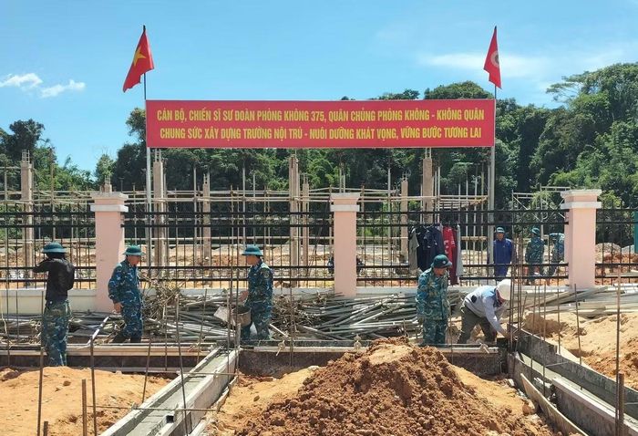 Các trường nội trú phải hoàn thành xây dựng, nghiệm thu, bàn giao đưa công trình vào sử dụng trước ngày 15/8/2026.