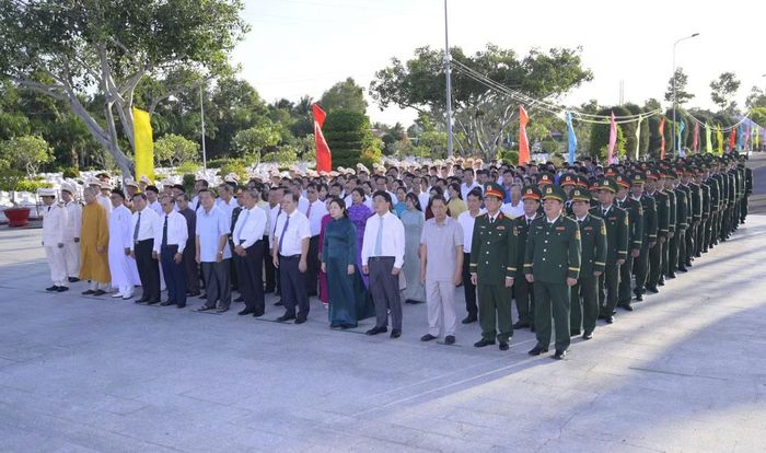 Lãnh đạo tỉnh An Giang dâng hoa, dâng hương tưởng niệm các Anh hùng liệt sĩ tại Nghĩa trang Liệt sĩ tỉnh.