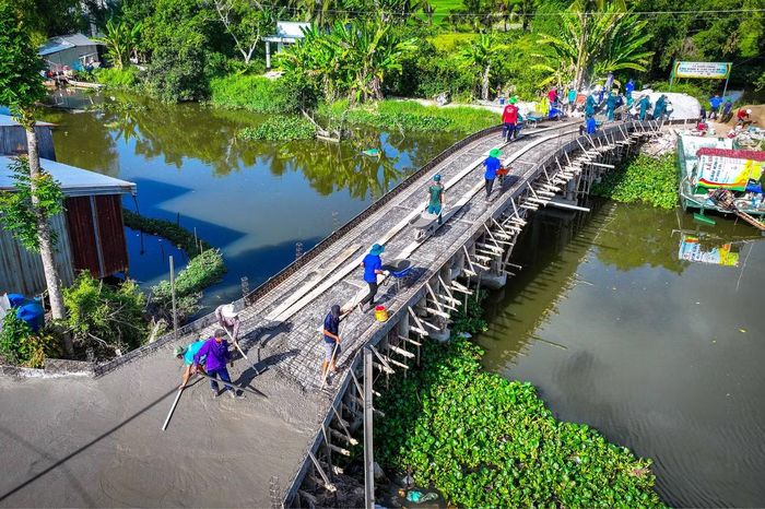  Cầu Kênh Từ Bi số 70 dài 39 m, rộng 3,5 m, có tổng kinh phí xây dựng 632 triệu đồng từ nguồn thực hiện chương trình Tết Quân - Dân năm 2027. Tham gia thi công có 5 sĩ quan, quân nhân chuyên nghiệp, 20 chiến sĩ dân quân thường trực Ban Chỉ huy Quân sự xã Thạnh Lộc cùng đông đảo đoàn viên, thanh niên, các ban, ngành, đoàn thể và người dân địa phương. 