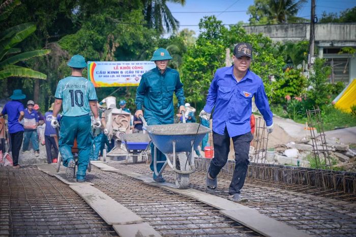  Đối với người dân ấp Hòa Lợi, cây cầu mới là niềm mong đợi suốt nhiều năm. Cây cầu cũ nhỏ hẹp, xuống cấp khiến việc đi lại, vận chuyển nông sản và đưa đón học sinh gặp nhiều khó khăn, nhất là vào mùa mưa. Chị Nguyễn Thị Ngọc Hà - người dân xã Thạnh Lộc chia sẻ: "Bà con ở đây mong cây cầu này từ lâu rồi. Thấy bộ đội, dân quân và các đoàn thể cùng đến giúp xây cầu, ai cũng vui. Có cầu mới, việc đi lại sẽ thuận lợi hơn, con em đến trường an toàn hơn, vận chuyển lúa, nông sản cũng đỡ vất vả". 