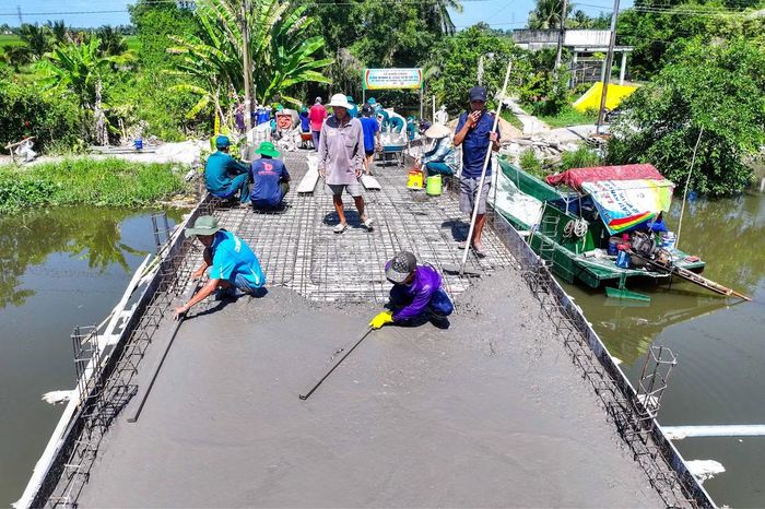  Theo Đại úy Lê Minh Trí - Ban Chỉ huy Quân sự xã Thạnh Lộc, cầu Kênh Từ Bi số 70 là công trình có ý nghĩa thiết thực trong chương trình Tết Quân - Dân năm 2027. Việc cán bộ, chiến sĩ cùng đoàn viên, thanh niên và nhân dân trực tiếp tham gia xây dựng không chỉ góp phần hoàn thiện hạ tầng giao thông nông thôn mà còn tăng cường tình đoàn kết quân - dân, phát huy sức mạnh toàn dân trong xây dựng quê hương. 