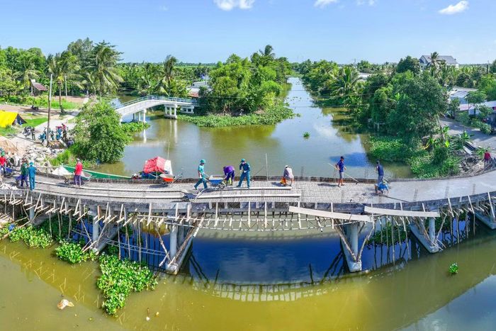 Khi công trình hoàn thành, cây cầu sẽ giúp người dân đi lại thuận tiện, vận chuyển nông sản dễ dàng hơn, học sinh có thêm một tuyến đường an toàn đến trường. Ảnh: Lê Vy