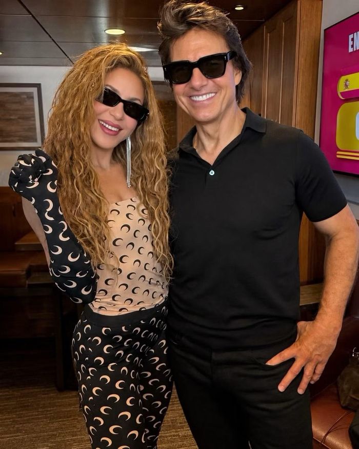 Shakira rạng rỡ bên Tom Cruise trong khu vực hậu trường chung kết World Cup 2026. Cuộc gặp giữa ngôi sao nhạc Latin và nam diễn viên hàng đầu Hollywood gây chú ý, do cả hai đều là những gương mặt có sức ảnh hưởng toàn cầu, thường xuyên xuất hiện tại các sự kiện thể thao, giải trí quy mô lớn.