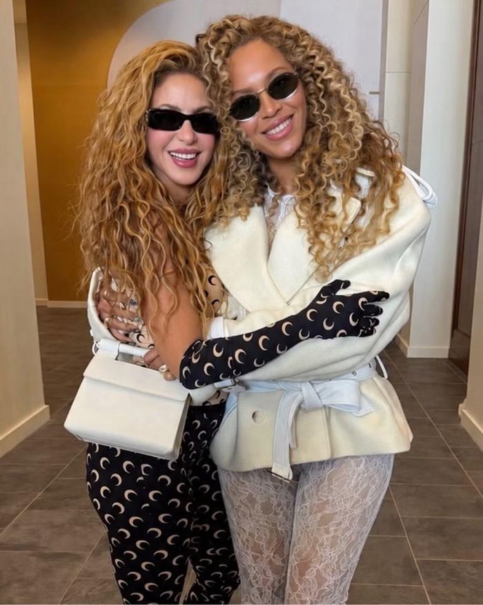 Shakira và Beyoncé ôm nhau thân thiết khi gặp gỡ tại sân vận động New York New Jersey. Hai nữ ca sĩ từng hợp tác trong ca khúc Beautiful Liar phát hành năm 2007. Gần hai thập niên sau màn kết hợp đình đám, hình ảnh hai biểu tượng nhạc pop hội ngộ tại chung kết World Cup tiếp tục tạo hiệu ứng mạnh, nhận hàng triệu lượt yêu thích sau khi được đăng tải.