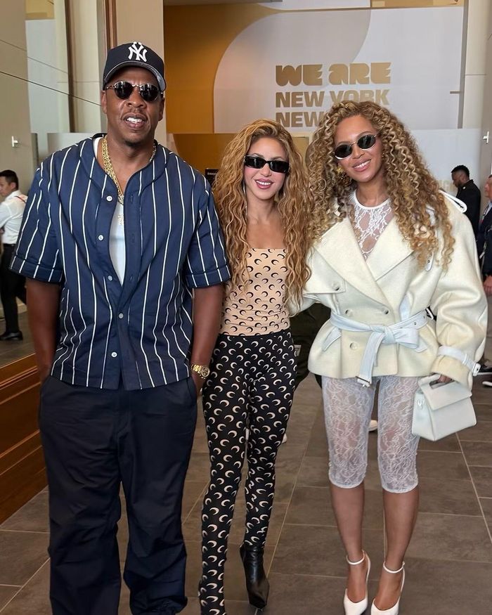 Shakira chụp ảnh cùng vợ chồng Beyoncé và Jay-Z. Khoảnh khắc hiếm hoi ba ngôi sao có vị thế lớn trong ngành công nghiệp giải trí quốc tế hội ngộ được chia sẻ mạnh trên mạng xã hội.