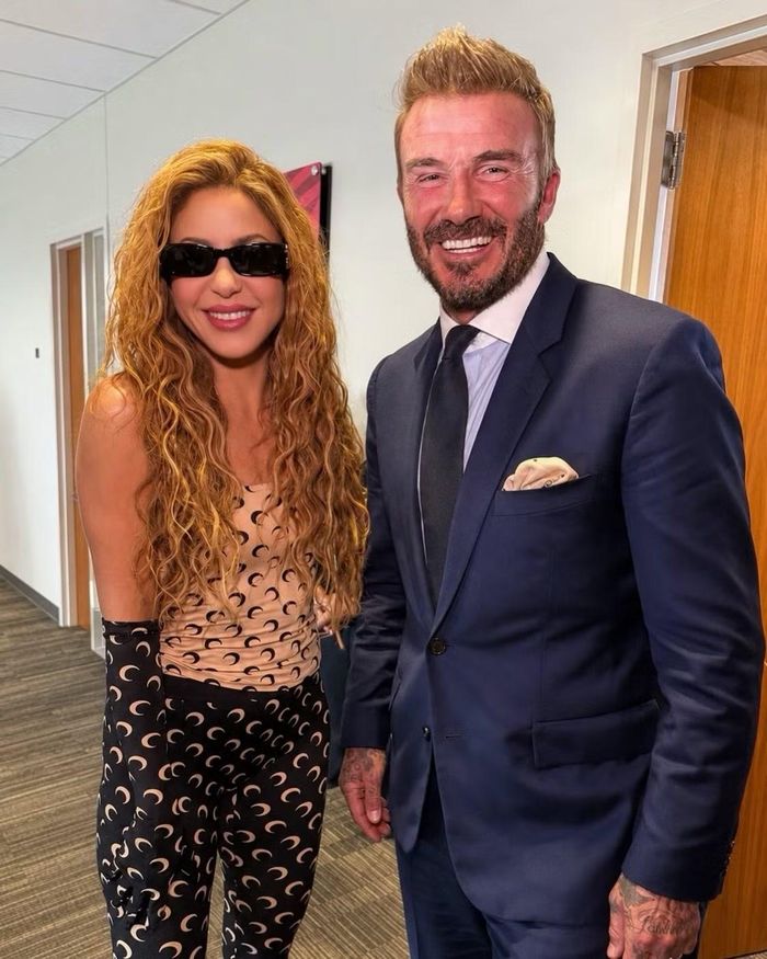 David Beckham lịch lãm khi chụp ảnh cùng Shakira. Truyền thông ghi lại cảnh cả hai trò chuyện vui vẻ ở hậu trường trước khi lưu lại khoảnh khắc kỷ niệm. Beckham nhiều lần tham dự sự kiện lớn của FIFA, trong khi Shakira là một trong những nghệ sĩ có mối liên hệ bền chặt nhất với World Cup qua nhiều mùa giải.