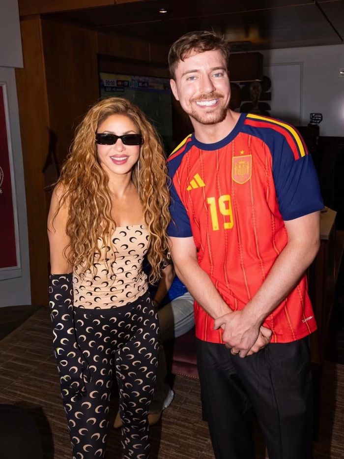 MrBeast mặc áo đấu Tây Ban Nha chụp ảnh cùng Shakira ở hậu trường. Cuộc gặp giữa một trong những ca sĩ Latin có ảnh hưởng nhất thế giới và nhà sáng tạo nội dung sở hữu lượng người theo dõi hàng đầu cho thấy sức hút của World Cup lan rộng trên nhiều lĩnh vực.