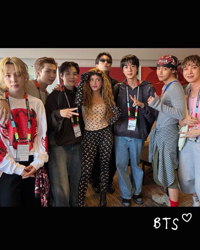Shakira chụp ảnh cùng bảy thành viên của BTS sau khi kết thúc trận đấu.