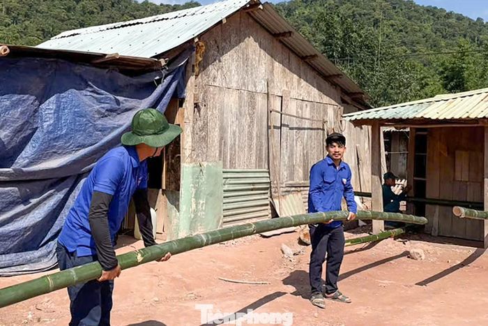  Chương trình hỗ trợ người dân di dời nhà cửa để bố trí khu tái định cư do Đoàn xã Tây Giang (TP. Đà Nẵng) phối hợp với lực lượng chức năng tổ chức, hỗ trợ cho các hộ dân thôn Cha Vi ở khu vực có nguy cơ cao. 