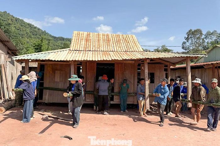  Theo anh Alăng Cờ Rôm – Bí thư Đoàn xã Tây Giang, yêu cầu cấp thiết của địa phương là việc mở rộng khu tái định cư phải hoàn thành sớm, đảm bảo an toàn cho các hộ dân trong mùa mưa bão sắp tới. Do đó, đoàn viên thanh niên trên địa bàn xã cùng lực lượng quân sự, công an địa phương đã nhanh chóng triển khai hỗ trợ người dân di dời nhà cửa. 