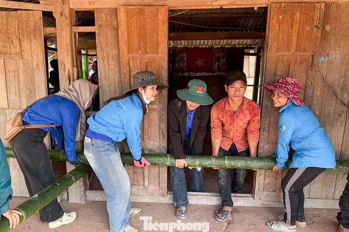 Đợt ra quân huy động gần 90 đoàn viên thanh niên, hỗ trợ 9 hộ dân di dời nhà cửa để nâng cấp mặt bằng, xây dựng khu tái định cư. Đây đều là những hộ sinh sống tại khu vực tiềm ẩn nguy cơ sạt lở khi mùa mưa bão đến.