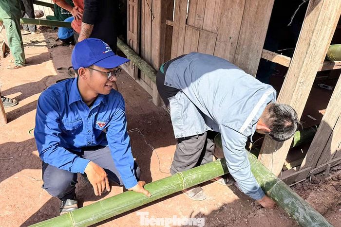 Là một trong những hộ di dời trong đợt này, bà Bhling Thị Nhoom - Bí thư Chi bộ thôn Cha Vi không giấu được niềm xúc động khi chứng kiến sự hỗ trợ của đông đảo đoàn viên thanh niên.