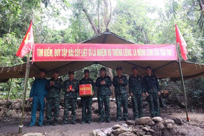 Trao quà động viên các cán bộ chiến sĩ làm nhiệm vụ quy tập mộ liệt sĩ ở khu vực hang Đá Sập.
