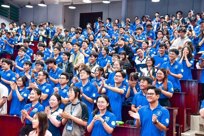 Chiến sĩ Mùa Hè Xanh 2026 Trường Đại học Khoa học Tự nhiên nhiệt tình hưởng ứng các hoạt động trong buổi tập huấn. Ảnh: Tuổi trẻ Trường Đại học Khoa học Tự nhiên.