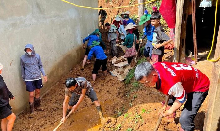 Các bạn tình nguyện viên cùng người dân địa phương khắc phục ảnh hưởng của thiên tai tại Sơn La. Ảnh: Đoàn Trường Quốc Tế - Đại học Quốc gia Hà Nội.