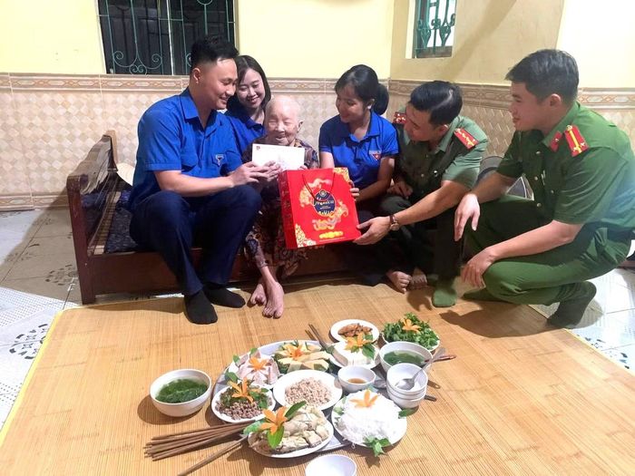  Trong không khí đầm ấm, các đoàn viên, thanh niên cùng Mẹ Nguyễn Thị Dục chuẩn bị bữa cơm, ân cần thăm hỏi sức khỏe, lắng nghe những câu chuyện về một thời chiến tranh gian khó và gửi những lời chúc tốt đẹp nhất. 