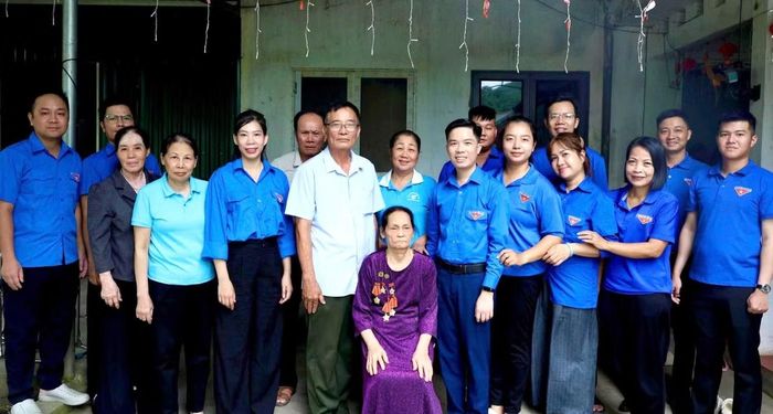  Tại phường Hòa Bình, Ban Thường vụ Đoàn Phường tổ chức chương trình "Bữa cơm gia đình - Ấm tình lòng Mẹ" tại gia đình bà Bùi Thị Ón (SN 1950), cựu thanh niên xung phong từng tham gia kháng chiến chống Mỹ. 