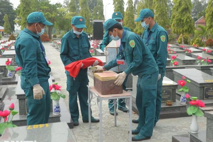 Lực lượng chức năng lấy mẫu sinh phẩm mộ liệt sỹ ở Nghĩa trang Liệt sỹ Vĩnh Hưng - Tân Hưng (Ảnh: An Huy).