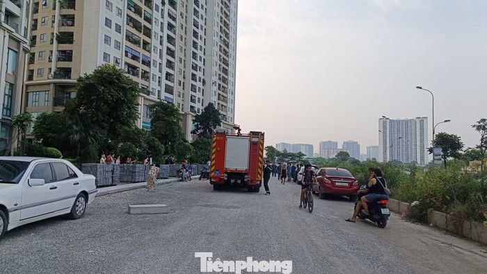 Lực lượng chữa cháy có mặt tại hiện trường. Ảnh: Thanh Hà.