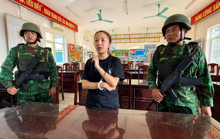 Lê Thọ Cẩm Cát được đưa về trụ sở Đồn Biên phòng Cửa khẩu Quốc tế Lao Bảo.