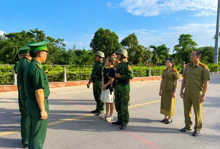 Cơ quan chức năng hai nước thực hiện thủ tục giao - nhận đối tượng phạm pháp.