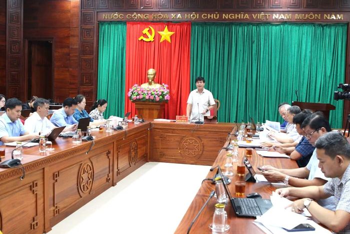 Ông Nguyễn Thiên Văn, Phó Chủ tịch UBND tỉnh Đắk Lắk chủ trì cuộc họp.