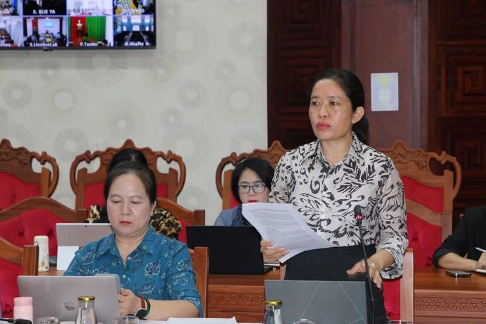 Giám đốc Sở GD&ĐT Đắk Lắk Lê Thị Thanh Xuân thông tin tại cuộc họp.