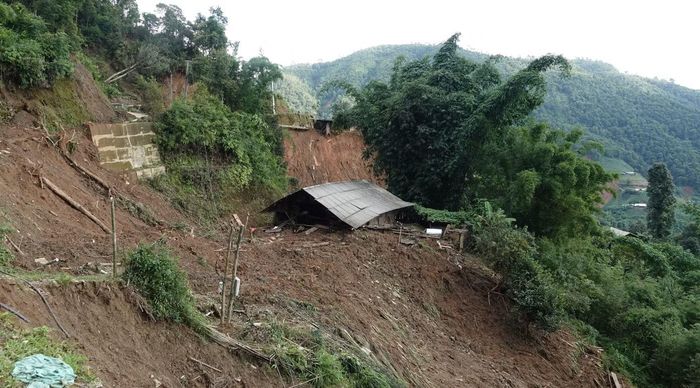 Không chỉ gia đình anh Chua, cả thôn Hú Trù Lềnh có 46 hộ dân bị ảnh hưởng bởi mưa lũ. Trong đó, nhà anh Chua bị sập hoàn toàn, 7 hộ phải di dời khẩn cấp đến nơi an toàn. Hàng chục hộ khác thiệt hại trên 30 - 75%.