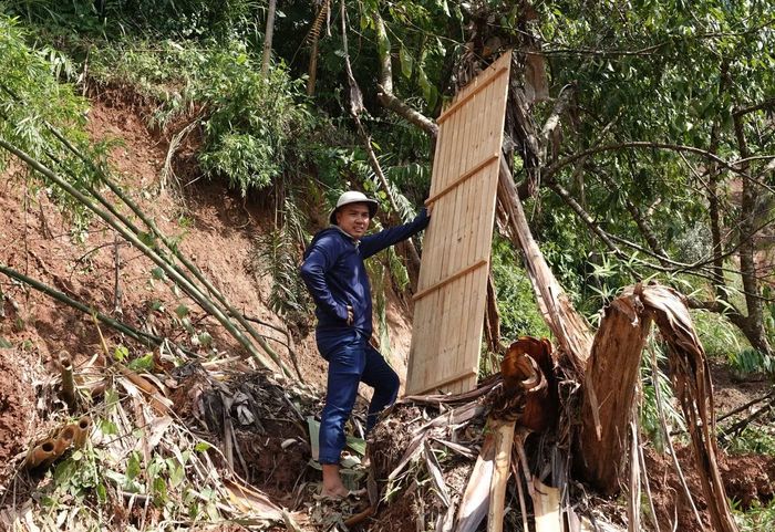 Phút nghỉ ngơi ngắn ngủi của các cán bộ, giáo viên giữa hành trình vận chuyển nhu yếu phẩm đến các thôn bị ảnh hưởng bởi mưa lũ.