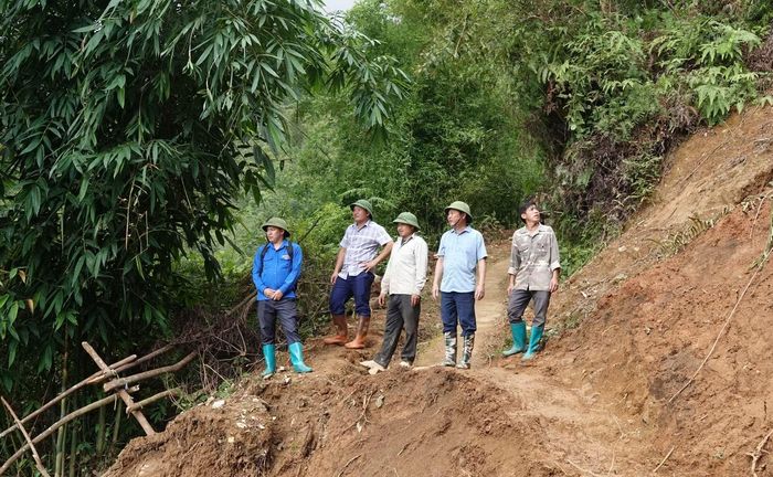 Theo thống kê, toàn xã Lao Chải có 220 ngôi nhà bị ảnh hưởng, trong đó 11 nhà bị sập hoặc cuốn trôi, 35 nhà phải di dời khẩn cấp, 26 nhà hư hỏng nặng. Hơn 52,6 ha cây trồng, thủy sản bị thiệt hại, 233 con gia súc, gia cầm bị chết. Mưa lũ cũng gây hàng trăm điểm sạt lở, chia cắt 7 tuyến giao thông, làm hư hỏng nhiều công trình thủy lợi, nước sinh hoạt, cầu, đường và hệ thống điện. Tổng thiệt hại ban đầu ước khoảng 58,6 tỷ đồng. Trong ảnh: Thường trực Đảng ủy, UBND xã Lao Chải, tỉnh Lào Cai kiểm tra hiện trường và đánh giá thiệt hại do mưa lũ gây ra trên địa bàn.