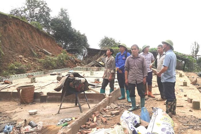 “Hiện nay xã Lao Chải đã và đang tập trung khắc phục hậu quả thiên tai, cùng với đó hỗ trợ các hộ nhanh chóng ổn định cuộc sống, nhất là các hộ bị thiệt hại hoàn toàn về nhà cửa. Tuy nhiên, do đặc thù là vùng núi cao nên địa phương cũng rất khó khăn trong việc tìm kiếm quỹ đất cho các hộ tái định cư nơi ở mới”, ông Sùng A Lù (ngoài cùng bên phải ảnh) - Phó Chủ tịch UBND xã Lao Chải, Lào Cai cho biết.