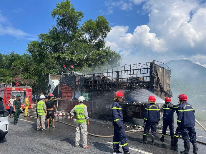 Lực lượng chức năng tìm cách khống chế hỏa hoạn xảy ra trên xe tải chở đầy hàng hóa.