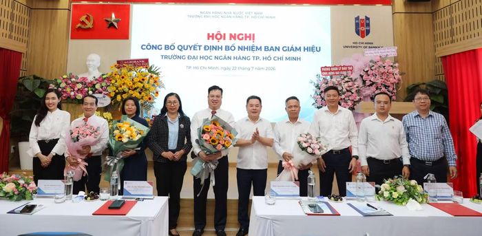 Lãnh đạo Ngân hàng Nhà nước, UBND TPHCM, các phòng ban của Trường tặng hoa chúc mừng Ban giám hiệu.