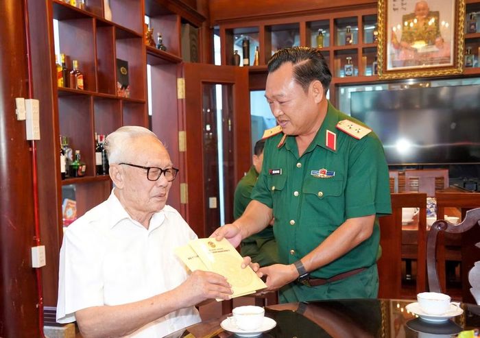 Dịp này, đoàn đến thăm, tặng quà đến các nguyên lãnh đạo Quân khu.