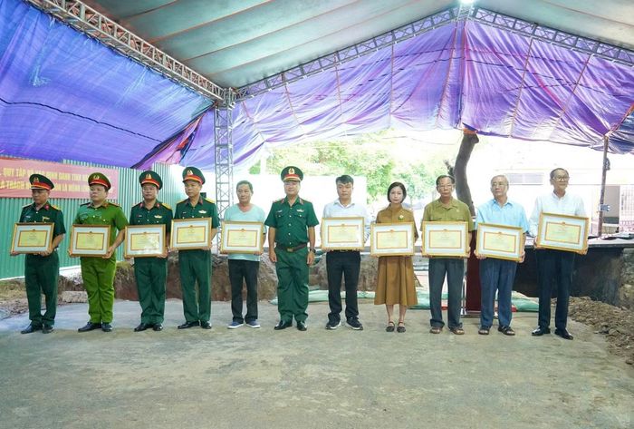 Dịp này, lãnh đạo Quân khu 7 tặng Bằng khen cho các cá nhân, tập thể có đóng góp tích cực trong hoạt động tìm kiếm, quy tập hài cốt liệt sĩ tại Công viên Lê Thị Riêng.