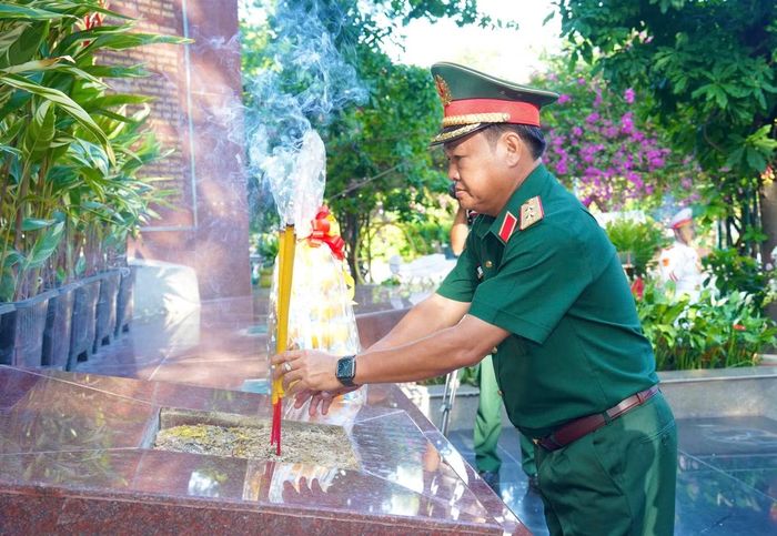Trung tướng Trần Vinh Ngọc - Bí thư Đảng ủy, Chính ủy Quân khu 7 dâng hương tri ân các bậc tiền nhân.