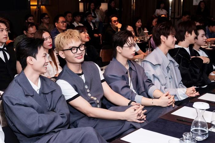 Uprize là các nghệ sĩ diễn concert tại Mỹ.
