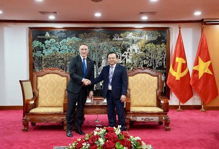 Thứ trưởng Bộ Tài chính Lê Tấn Cận tiếp ông Brett Clark – Tổng Giám đốc Daiichi Life châu Á - Thái Bình Dương